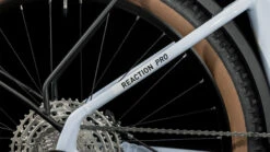 CUBE REACTION HYBRID Pro 750 Allroad - 27.5" Lage Instap E-Mountainbike - 2023 - Flashwhite / Black 15 CUBE REACTION HYBRID Pro 750 Allroad - 27.5" Lage Instap E-Mountainbike - 2023 - Flashwhite / Black -Fietswereld Winkels 634161 d 1317201 1400796 2
