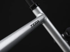 Basso TERA GRAVEL - Grx 600 - Gravelbike - 2023 - Silver -Fietswereld Winkels basso tera silver colordetail2 scaled 1485745