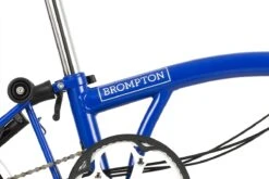 Brompton C Line Explore - 6-Speed - High Bar - Telescopic Seatpost - Rear Rack & Dynamo - 16" Folding Bike - 2022 - Picadilly Blue Matt 13 Brompton C Line Explore - 6-Speed - High Bar - Telescopic Seatpost - Rear Rack & Dynamo - 16" Folding Bike - 2022 - Picadilly Blue Matt -Fietswereld Winkels c line explore 6 speed high bar extended seatpost dynamo picadilly blue matt 5 1214519 2
