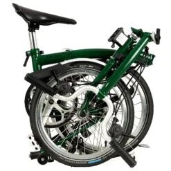 Brompton C Line Utility - 3-Speed - High Bar - Telescopic Seatpost - Dynamo - 16" Folding Bike - 2022 - Racing Green Matt -Fietswereld Winkels c line explore 6 speed high bar extended seatpost racing green matt 4 1214088