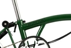 Brompton C Line Utility - 3-Speed - High Bar - Telescopic Seatpost - Dynamo - 16" Folding Bike - 2022 - Racing Green Matt -Fietswereld Winkels c line explore 6 speed high bar extended seatpost racing green matt 6 1214090