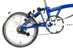 Brompton C Line Utility - 3-Speed - Mid Bar - Standard Seatpost - 16" Folding Bike - 2022 - Picadilly Blue Matt -Fietswereld Winkels c line explore 6 speed mid bar standard seatpost picadilly blue matt 4 1215550 1