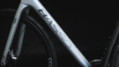 Basso DIAMANTE DISC - Ultegra 8150 Di2 - Carbon Road Bike - 2023 - Fade Opal White -Fietswereld Winkels devozione alle pendenza 1360117