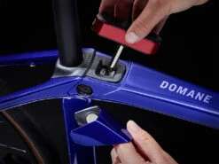 Trek DOMANE SL 6 Gen 4 105 Di2 Carbon Road Bike - 2023 - Hex Blue 23 Trek DOMANE SL 6 Gen 4 105 Di2 Carbon Road Bike - 2023 - Hex Blue -Fietswereld Winkels domanesl6 alt7 1332748