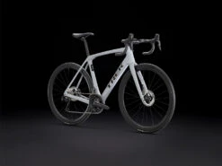 Trek Domane SL 7 Ultegra Di2 Carbon Road Bike - 2024 - Gravel Grey -Fietswereld Winkels domanesl7 portrait 1326398