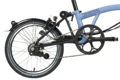 Brompton Electric C Line Explore - 6-Speed - Mid Bar - Standard Seatpost - 16" Elektrische Vouwfiets - 2023 - Cloud Blue -Fietswereld Winkels electric c line explore 6 speed high bar extended seatpost cloud blue 5 1452447 2