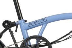 Brompton Electric C Line Explore - 6-Speed - Mid Bar - Standard Seatpost - 16" Elektrische Vouwfiets - 2023 - Cloud Blue -Fietswereld Winkels electric c line explore 6 speed high bar extended seatpost cloud blue 6 1452449 2