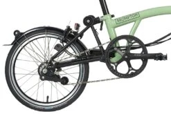 Brompton Electric C Line Explore - 6-Speed - Mid Bar - Standard Seatpost - 16" Elektrische Vouwfiets - 2023 - Matcha Green 14 Brompton Electric C Line Explore - 6-Speed - Mid Bar - Standard Seatpost - 16" Elektrische Vouwfiets - 2023 - Matcha Green -Fietswereld Winkels electric c line explore 6 speed high bar extended seatpost matcha green 5 1452233