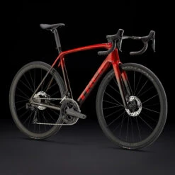Trek ÉMONDA SLR 7 DISC Ultegra Di2 Roadbike - 2023 - Metallic Red Smoke To Red Carbon Smoke -Fietswereld Winkels emondaslr7 23 35487 e portrait 1324659