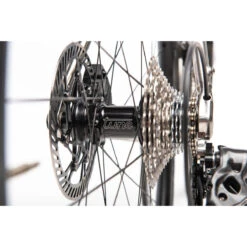 Falkenjagd ARISTOS R SPEEDGRAVEL GET FAST - Titanium Bike - 2023 -Fietswereld Winkels falkenjagd aristos r speed gravel 13 1326796