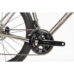 Falkenjagd ARISTOS R SPEEDGRAVEL - Shimano 105 Di2 - Titan Gravel Bike - 2023 -Fietswereld Winkels falkenjagd aristos r speedgravel di2 02 1527921