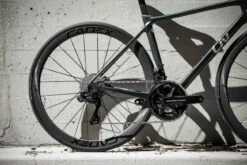 Liv LANGMA ADVANCED SL - Dura Ace Di2 Womens Road Bike - 2022 - Artic Light / Chrome -Fietswereld Winkels langma advanced sl da 2 1115255