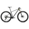 Orbea Alma M Pro XT Mountainbike - 2022 - Carbon - Gold -Fietswereld Winkels m225ttcc l9 side alma mpro 1 1159439