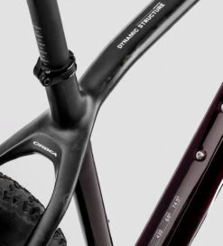 Orbea ALMA M TEAM Mountain Bike - 2023 - Wine Red Carbon (gloss/matt) 7 Orbea ALMA M TEAM Mountain Bike - 2023 - Wine Red Carbon (gloss/matt) -Fietswereld Winkels n228ttcc lz side orbea alma m team winered 02 1476291