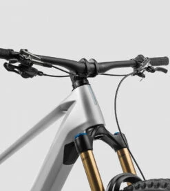 Orbea WILD H10 750Wh E-Mountainbike - 2023 - Basalt Grey - Dark Teal (gloss) 10 Orbea WILD H10 750Wh E-Mountainbike - 2023 - Basalt Grey - Dark Teal (gloss) -Fietswereld Winkels n363ttcc v3 side oreba wild m20 carbon detail 02 1432006 1