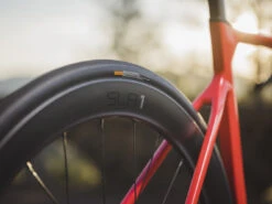 Giant PROPEL ADVANCED PRO 1 - Rival ETap AXS Carbon Racefiets - 2023 - Phoenix Fire -Fietswereld Winkels propel adv pro 1 action 08 1421561