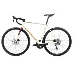 Orbea ORCA M30i - 105 Di2 Carbon Racefiets - 2024 - Ivory White - Burgundy (gloss) - Vulcano (matt) -Fietswereld Winkels r108ttcc orbea orca m30i white 02 1561244