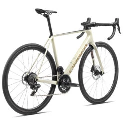 Orbea ORCA M30i - 105 Di2 Carbon Racefiets - 2024 - Ivory White - Burgundy (gloss) - Vulcano (matt) -Fietswereld Winkels r108ttcc orbea orca m30i white 04 1561246