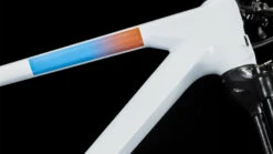 CUBE REACTION C:62 Pro - 29" Carbon Mountainbike - 2023 - White / Blue / Red -Fietswereld Winkels reaction c62 pro white blue red 6 1408741