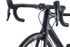 BMC ROADMACHINE TWO - Carbon Roadbike - 2023 - Carbon / Metallic Grey 22 BMC ROADMACHINE TWO - Carbon Roadbike - 2023 - Carbon / Metallic Grey -Fietswereld Winkels roadmachine two detail 03 1410906