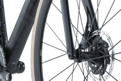 BMC ROADMACHINE TWO - Carbon Roadbike - 2023 - Carbon / Metallic Grey 23 BMC ROADMACHINE TWO - Carbon Roadbike - 2023 - Carbon / Metallic Grey -Fietswereld Winkels roadmachine two detail 05 1410908