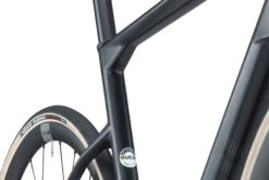 BMC ROADMACHINE TWO - Carbon Roadbike - 2023 - Carbon / Metallic Grey 24 BMC ROADMACHINE TWO - Carbon Roadbike - 2023 - Carbon / Metallic Grey -Fietswereld Winkels roadmachine two detail 06 1410909
