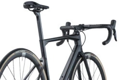 BMC ROADMACHINE TWO - Carbon Roadbike - 2023 - Carbon / Metallic Grey 25 BMC ROADMACHINE TWO - Carbon Roadbike - 2023 - Carbon / Metallic Grey -Fietswereld Winkels roadmachine two detail 07 1410910