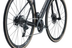 BMC ROADMACHINE TWO - Carbon Roadbike - 2023 - Carbon / Metallic Grey 27 BMC ROADMACHINE TWO - Carbon Roadbike - 2023 - Carbon / Metallic Grey -Fietswereld Winkels roadmachine two detail 09 1410912