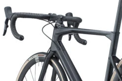 BMC ROADMACHINE TWO - Carbon Roadbike - 2023 - Carbon / Metallic Grey 29 BMC ROADMACHINE TWO - Carbon Roadbike - 2023 - Carbon / Metallic Grey -Fietswereld Winkels roadmachine two detail 12 1410915