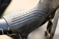 Shimano GRX ST-RX820 + BR-RX820 Schijfrem - STI | Hydraulisch | Flat Mount | 2x12-voudig - Rechts | Achteraan -Fietswereld Winkels shimano grx bend hires 031 1550963