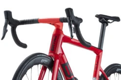BMC TEAMMACHINE SLR01 ONE - Carbon Roadbike - 2023 - All Red / Black -Fietswereld Winkels teammachine slr01 one detail 01 1412151
