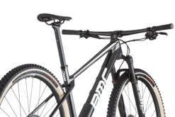 BMC TWOSTROKE 01 TWO - 29" Carbon Mountain Bike - 2023 - Anthracite Prisma / White 19 BMC TWOSTROKE 01 TWO - 29" Carbon Mountain Bike - 2023 - Anthracite Prisma / White -Fietswereld Winkels twostroke 01 two iri wht blk detail 08 1412480