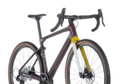 BMC URS 01 THREE - Carbon Gravel Bike - 2023 - Prune / Wit 23 BMC URS 01 THREE - Carbon Gravel Bike - 2023 - Prune / Wit -Fietswereld Winkels urs 01 three detail 02 1412771