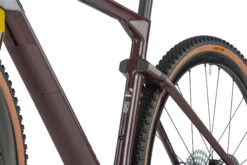 BMC URS 01 THREE - Carbon Gravel Bike - 2023 - Prune / Wit 27 BMC URS 01 THREE - Carbon Gravel Bike - 2023 - Prune / Wit -Fietswereld Winkels urs 01 three detail 07 1412776