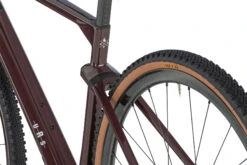 BMC URS 01 THREE - Carbon Gravel Bike - 2023 - Prune / Wit 26 BMC URS 01 THREE - Carbon Gravel Bike - 2023 - Prune / Wit -Fietswereld Winkels urs 01 three detail 11 1412766