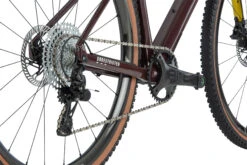 BMC URS 01 THREE - Carbon Gravel Bike - 2023 - Prune / Wit 21 BMC URS 01 THREE - Carbon Gravel Bike - 2023 - Prune / Wit -Fietswereld Winkels urs 01 three detail 14 1412769